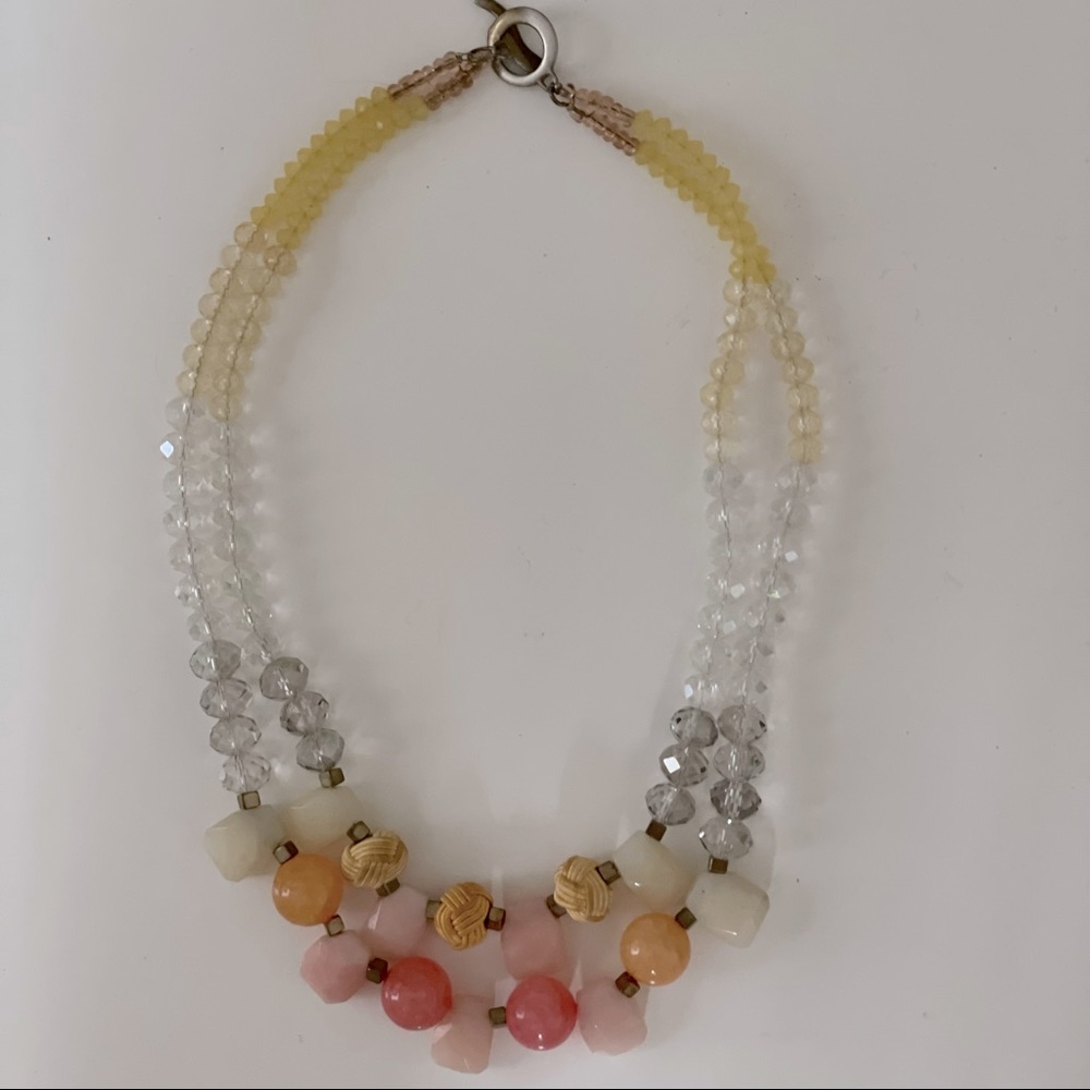 Short necklace with coral colored beads